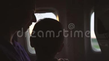 当飞机开始起飞时，妈妈带着一个孩子坐在飞机的旁